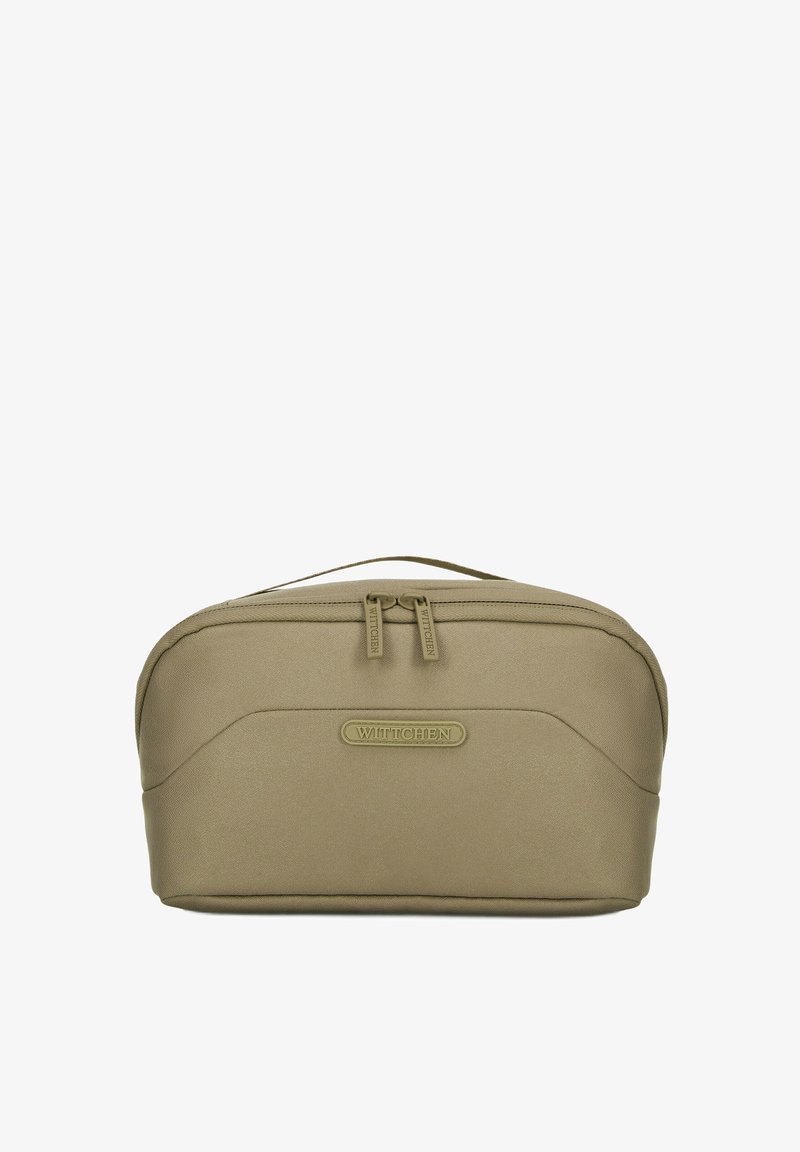 Olijfgroene cosmeticatas van duurzaam fabric, met een ritssluiting, een handvat aan de bovenkant en een subtiele merklogo op de voorkant.