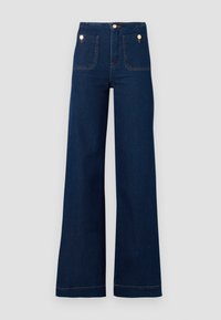 Pantalon en denim bleu foncé à jambes larges, taille haute, poches plaquées devant, et fermetures par boutons argentés sur les poches et la ceinture.