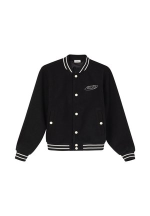 Veste varsity noire avec des bandes blanches aux poignets et à l'ourlet, boutons-pression blancs et un petit logo ovale sur le côté gauche de la poitrine.