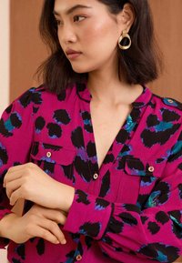 Love & Roses PRINTED UTILITY LONG SLEEVE - Blúzka so zapínaním na gombíky - pink leopard