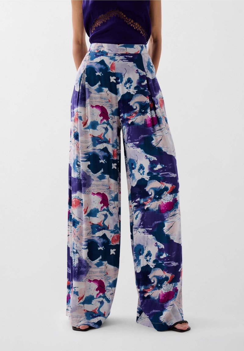 Zijde-brede broek met een kleurrijke abstracte print in tinten paars, blauw, roze en wit, met een hoge taille en geplooid ontwerp.