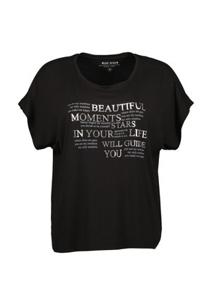 Černé tričko s krátkým rukávem, které obsahuje bílé nápisy s různými frázemi. Měkká látka, kulatý výstřih, volný střih a decentní ramenní švy.