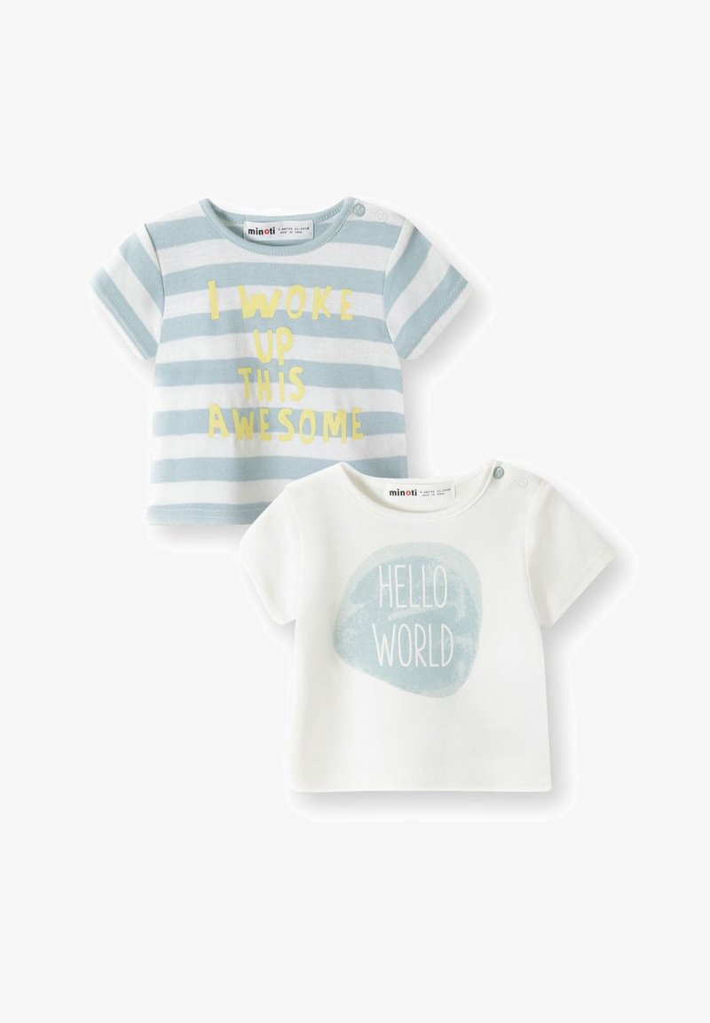 Dve kratkoročni otroški majici. Ena modro-bela črtasta z napisom »ZBUDIL SEM SE TAKO SUPER« v rumeni barvi; druga bela z svetlo modrim krogom in napisom »ŽIVJO SVET«.