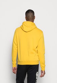 Nike Sportswear SPORTSWEAR CLUB FLEECE - Sweatshirt com capuz - vivid sulfur