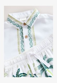 Non sélectionné, white safari print border