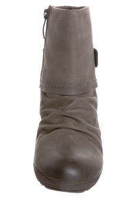 Botín de tobillo en suave cuero gris con un diseño arrugado, puntera redonda, tacón bajo, cremallera lateral y costuras decorativas a lo largo del borde superior.