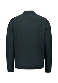 Donkerblauwe pullover trui met een geribde kraag en manchetten. Gladde textuur, eenvoudig ontwerp en geen zichtbare grafische elementen of sluitingen.