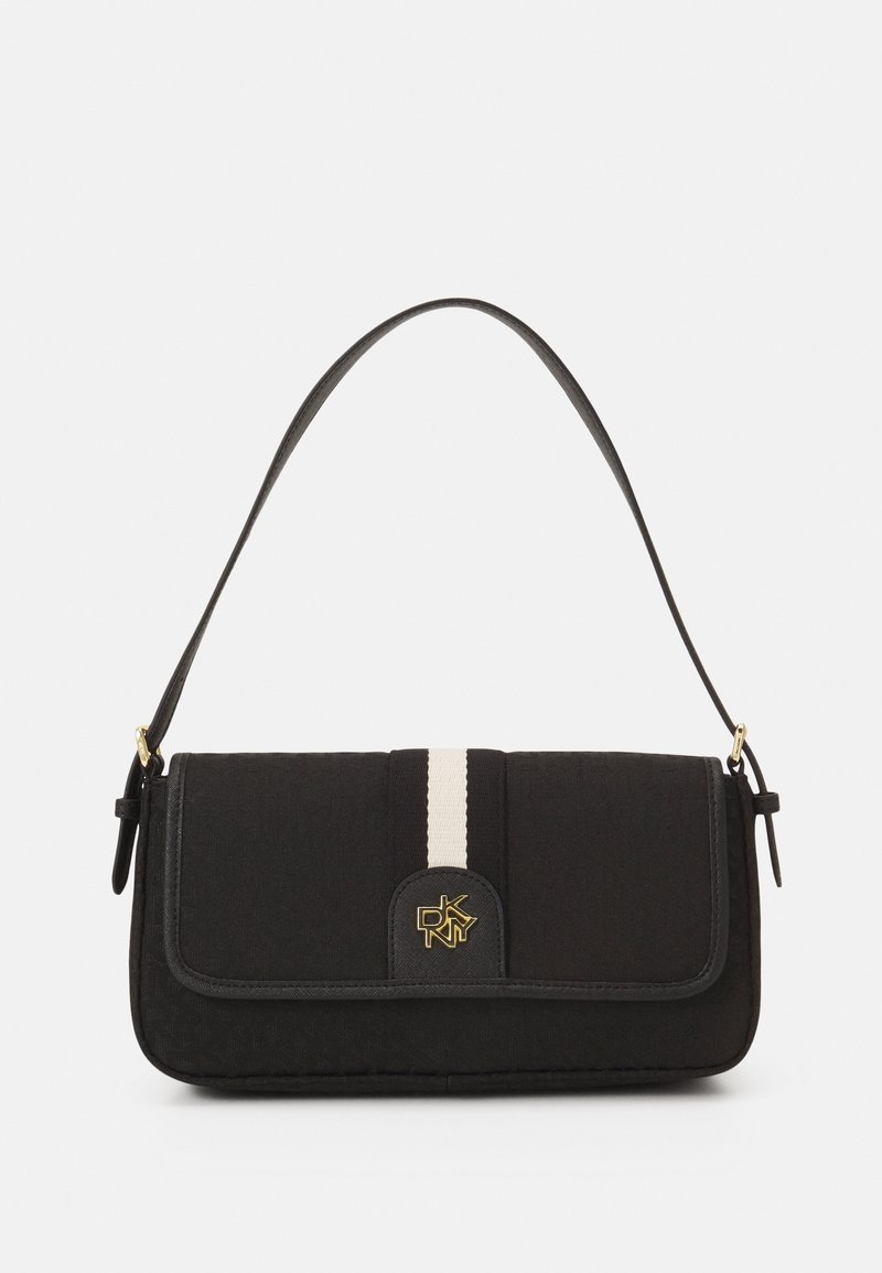 Sac d'épaule rectangulaire noir avec une seule bandoulière, une bande verticale blanche et un logo DKNY doré sur le rabat avant.