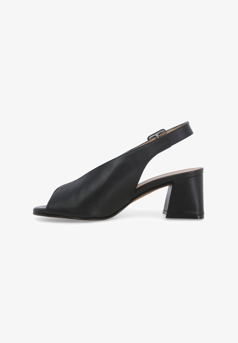 Scarpa slingback nera in pelle con punta aperta, caratterizzata da un tacco quadrato basso e un design elegante. Texture liscia con accenti minimalisti.
