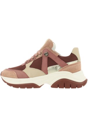 Kraftig sneaker med blandede materialer i beige, brun og rosa, med en tyk hvid sål og metallisk gyldent sidelogo.