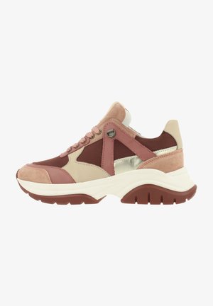 Robustní teniska z různých materiálů v béžové, hnědé a růžové barvě, s tlustou bílou podrážkou a kovovým zlatým detailem na boku.