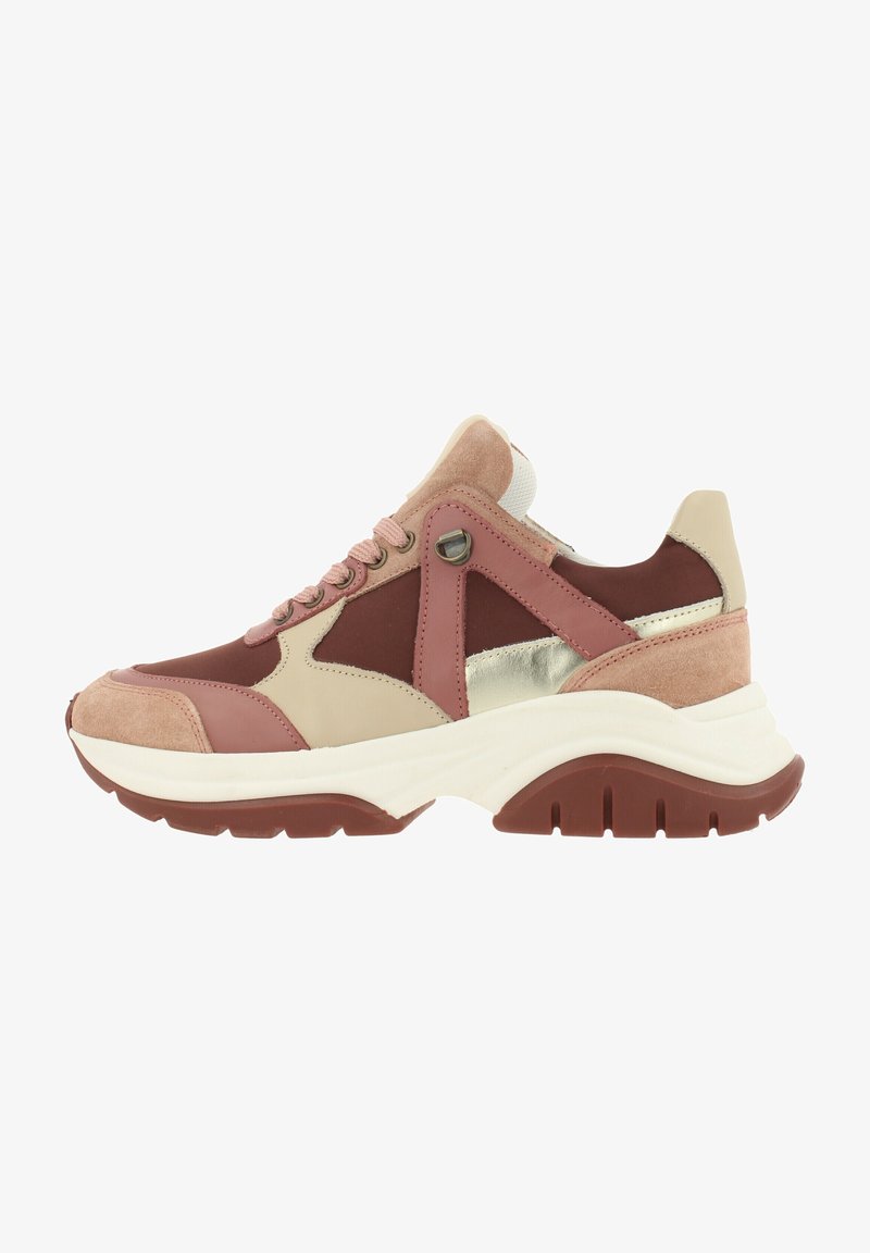 Baskets chunky en matériaux mixtes beige, marron et rose pâle, avec une semelle blanche épaisse et un détail latéral métallique doré.
