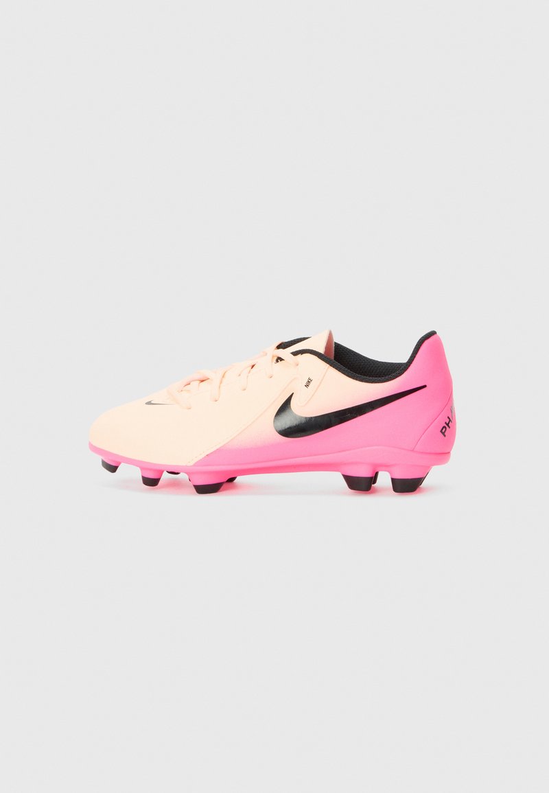 Fotbalové kopačky Nike s broskvovým svrškem, černými detaily, růžovou podrážkou a kolíky. Lehký design s texturovaným povrchem pro lepší přilnavost.