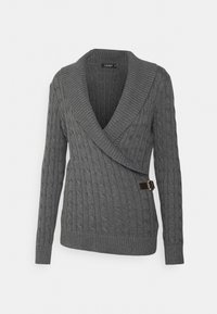 Šedý svetr s pleteným vzorem na obalení s širokým límcem a malým koženým zapínáním na boku, dlouhými rukávy a žebrovanými okraji.