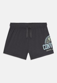 Schwarze Shorts mit einem elastischen Bund und Kordelzug, mit einem hellblauen Grafikdruck des Wortes "CONVERSE" auf der rechten Seite.
