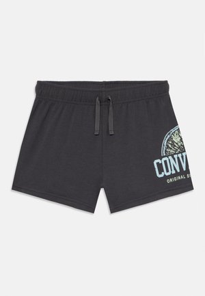 Sorte shorts med elastisk talje og snor, der har et lyst blåt grafisk tryk af ordet "CONVERSE" på højre side.