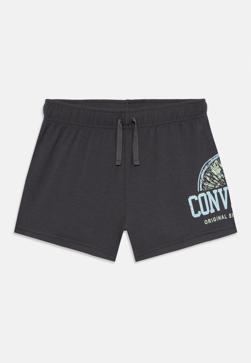 Schwarze Shorts mit einem elastischen Bund und Kordelzug, mit einem hellblauen Grafikdruck des Wortes "CONVERSE" auf der rechten Seite.