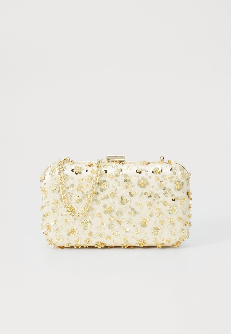Petit clutch rectangulaire blanc avec des sequins floraux dorés et une bandoulière chaîne dorée sur un fond uni.