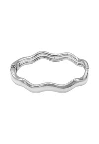 Anello in metallo argento con un design ondulato, caratterizzato da una superficie liscia e lucida e bordi arrotondati. Nessun motivo o accento visibile.