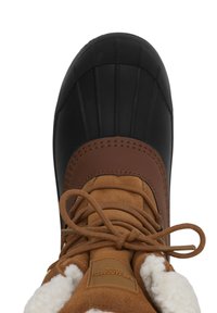 Hnědé semišové zimní boty s černou gumovou podrážkou a šněrovacím designem, s huňatou bílou podšívkou a prošívaným koženým akcentem.