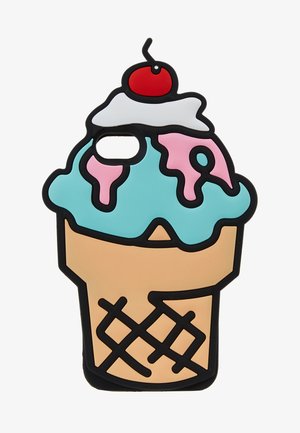 Housse de téléphone en silicone en forme de cornet de glace avec de la glace bleu clair, un sirop rose, une cerise sur le dessus et un motif détaillé de gaufre.