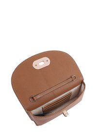 Bruine leren tas met een afgeronde bovenkant, een interne kaartsleuf en gouden hardware. Kenmerkt zich door stikdetails en een zachte voering.