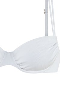 Weißes Bikini-Top mit gerippter Textur, Unterstützung durch Bügel und verstellbaren Trägern. Hat eine glatte Oberfläche und Falten an den Cups.