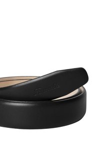 Schwarzer Leder-Gürtel mit glatter Textur, der an der Spitze ein eingeprägtes Logo und eine konturierte Form aufweist. Die Innenseite hat eine hellere Farbe.