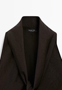 Schwarze leichte Jacke mit strukturierter Oberfläche, mit tiefem V-Ausschnitt und fließender Vorderseite, gekennzeichnet mit "Massimo Dutti."
