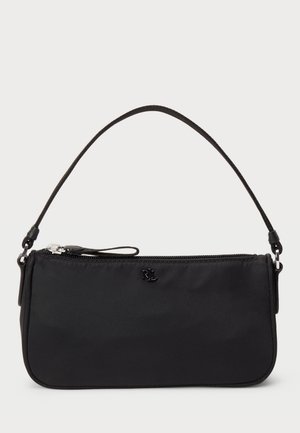 Zwarte nylon schoudertas met een ritssluiting, vlak ontwerp, slanke profiel en een enkele schouderriem; heeft een klein logo op de voorkant.