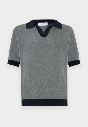 Īsām piedurknēm polo krekls tumši zilā un gaiši pelēkā krāsā, ar teksturētu rakstu, plašu apkakli un ribotu piedurkņu malu. Etiķete redzama uz apkakles.