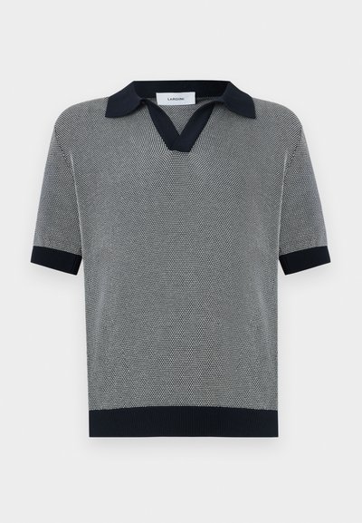 Īsām piedurknēm polo krekls tumši zilā un gaiši pelēkā krāsā, ar teksturētu rakstu, plašu apkakli un ribotu piedurkņu malu. Etiķete redzama uz apkakles.