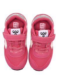 Różowe sportowe buty z tkaniny z białą boczną panelem, elastycznymi sznurowadłami i rzepem. Teksturowany język i wyściełane wnętrze dla wygody.