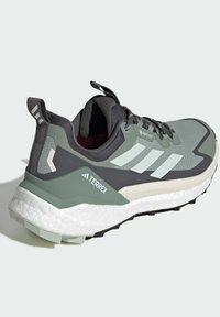 Adidas Terrex FREE HIKER 2 LOW GTX W - Trekingové boty - silver green   linen green   grey