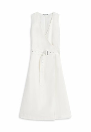 Mouwloze witte wikkeljurk met V-hals en bijpassende riem met zilveren gesp en siergaatjes, knie-lang met een A-lijn rok.