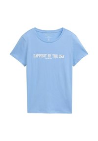 Camiseta de algodón azul claro con mangas cortas y cuello redondo, con el texto "HAPPIEST BY THE SEA" impreso en blanco.