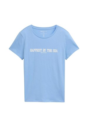 Cămașă din bumbac de culoare albastru deschis, cu mâneci scurte și guler rotund, având textul "CE MAI FERICIT LA MARE" imprimat în alb.