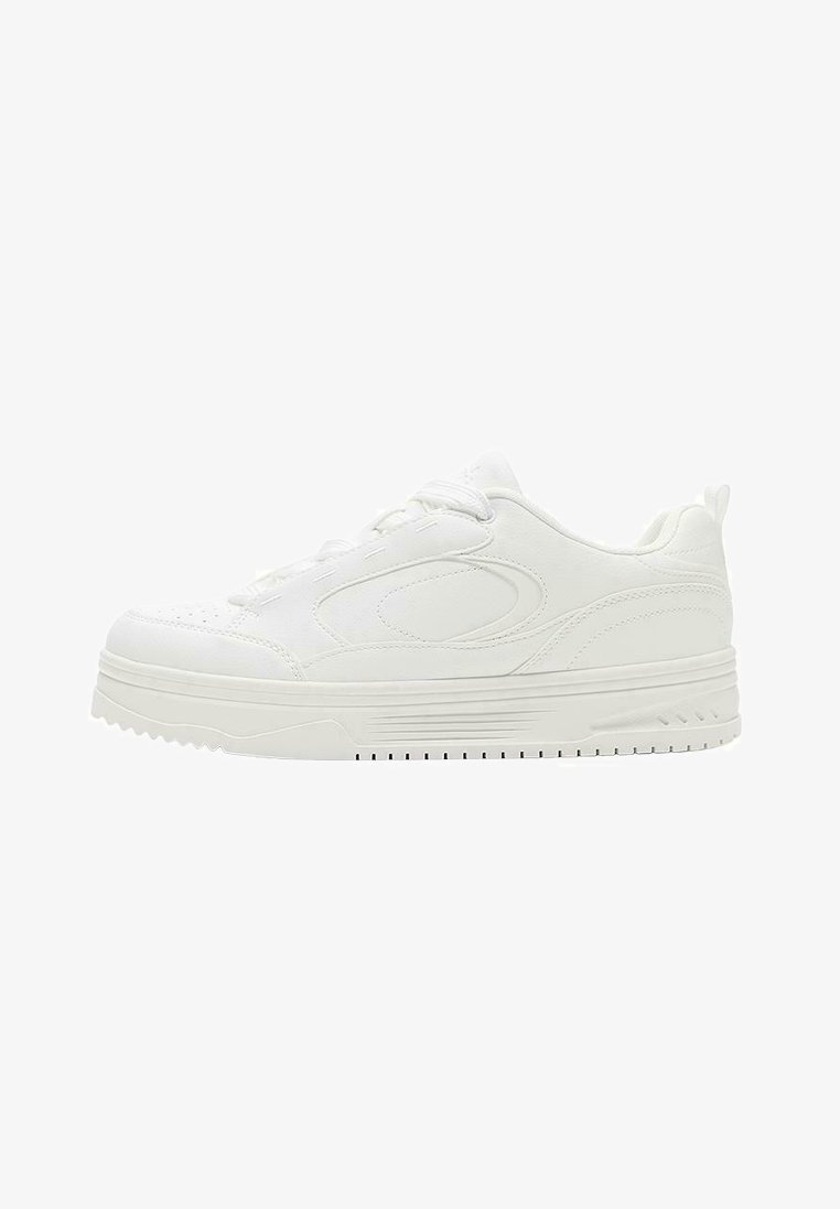 Witte lage sneaker met dikke zool, veters aan de voorkant en subtiele gestikte details op het gladde bovenste deel.