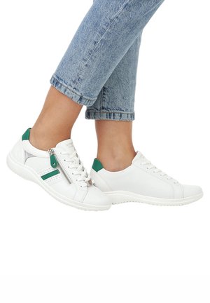Baskets blanches avec des accents verts, panneaux latéraux texturés, lacets et fermeture éclair. Matériau lisse avec un bout rond et une semelle en caoutchouc.