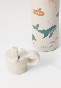 Bouteille d'eau réutilisable avec une finition beige clair, présentant des motifs d'animaux aquatiques. Comprend un couvercle beige avec un bec et un porte-paille.