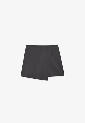 Schwarzer Stoffwickel mit einem schlichten, modernen Design, glatter Textur und schrägem Schnitt. Geeignet für verschiedene Styling-Optionen.