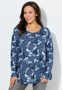 Navyblauw shirt met lange mouwen en een hartjesspatroon in verschillende tinten blauw en wit, met een ronde hals en een zachte stofstructuur.