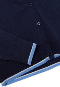Cardigan navy in maglia a coste con dettagli a righe blu e bianche sui polsini e sull'orlo. Presenta bottoni neri per la chiusura.