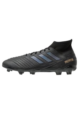 Schwarzer Adidas Predator Fußballschuh mit strukturierter Oberfläche, drei blauen Streifen, sockenähnlichem Knöchelkragen und geformten Stollen auf weißem Hintergrund.