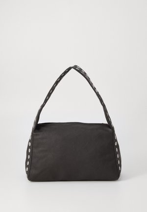 Musthave mustra, millel on ristkülikukujuline kuju, tekstuurne materjal ja ümmargune käepide, mille ääres on hõbedased ringikujulised detailid.