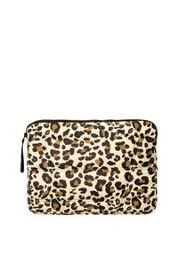 Gepolsterte Laptop-Hülle mit Leopardenmuster in Cremefarbe, mit dunkelbraunen und hellbraunen Flecken, Reißverschluss und einer strukturierten Stoffoberfläche.