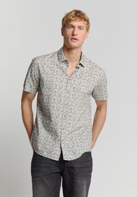Kurzärmeliges Button-Down-Hemd mit einem hellgrauen Grund, das mit einem geometrischen Muster in Rosa- und Blautönen verziert ist. Leichter Stoff, lockere Passform.