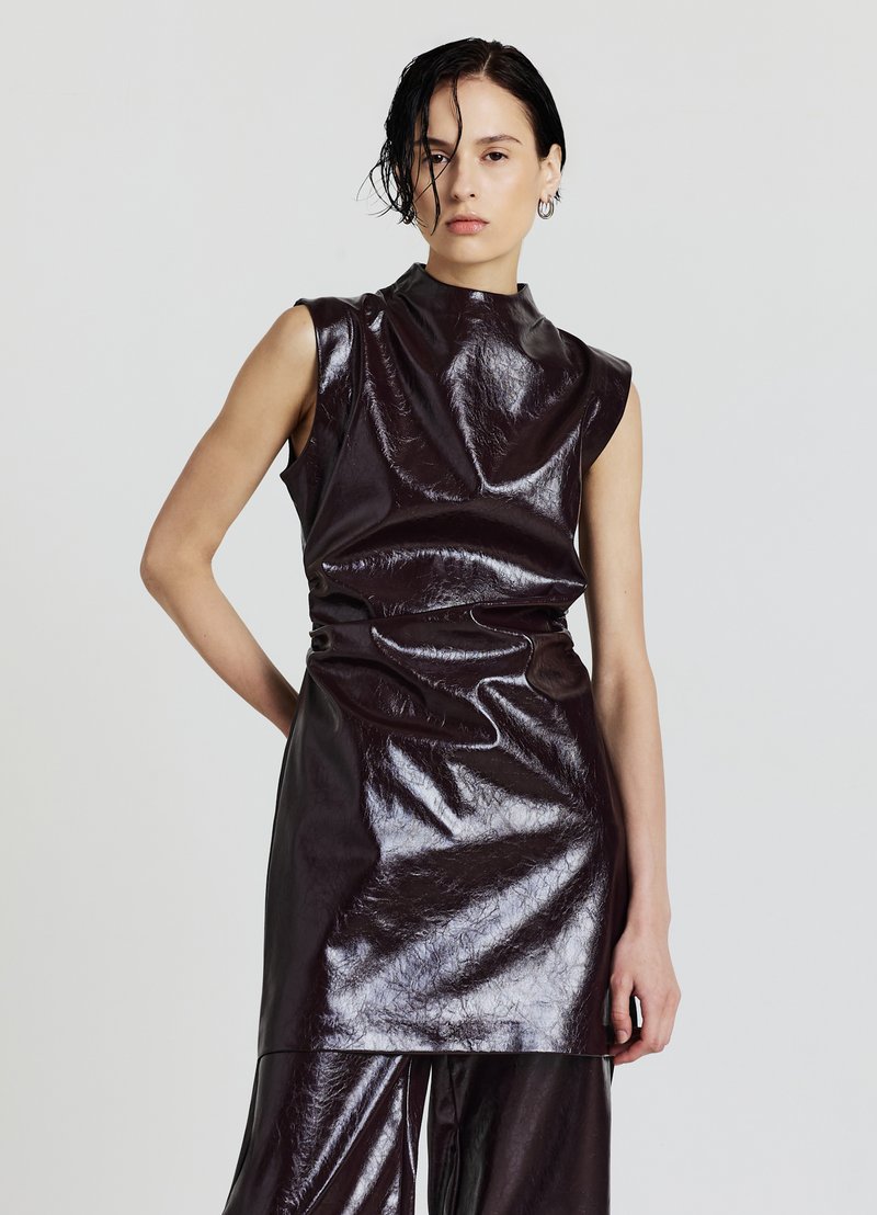 Glänzendes, dunkelbraunes ärmelloses Kleid mit hohem Ausschnitt, das eine strukturierte Oberfläche und geraffte Details in der Taillenpartie aufweist.