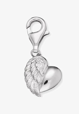 Charm en argent avec un design en forme de cœur et des détails d'ailes gravés, attaché à un fermoir de type homard pour un maintien sécurisé.