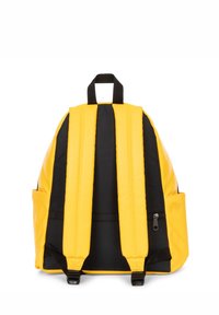 Mochila amarilla y negra con correas acolchadas, un asa superior, bolsillos laterales y un compartimento trasero con cremallera, hecha de material duradero.